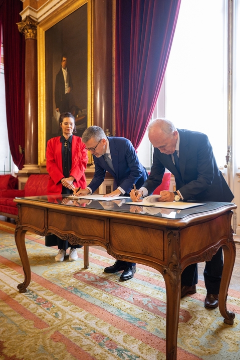 Figure 7.  Signing of agreement. From left to right: UBC Vice President Tavares, Mayor Moedas, Ambassador Carreiro (photo by Karlla Tavares, with kind permission, all rights reserved).