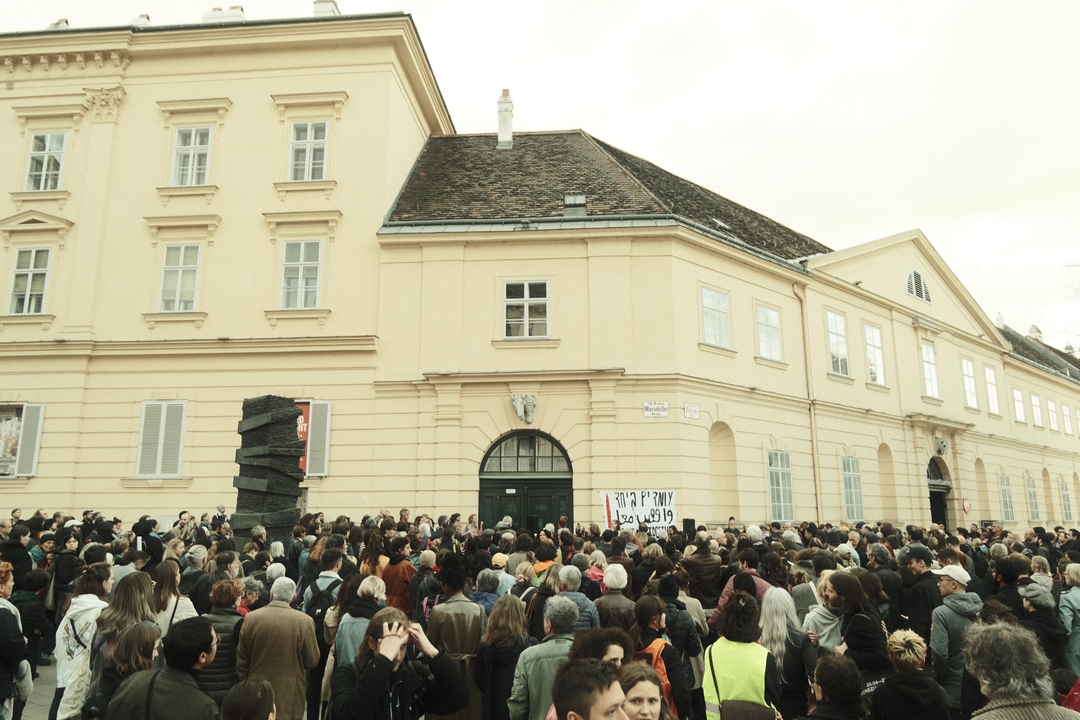 Figure 1. People gathering for the first vigil of Standing Together Vienna on October 22, 2023,
on Platz der Menschenrechte, Vienna (photo by Christopher Glanzl, with kind permission).