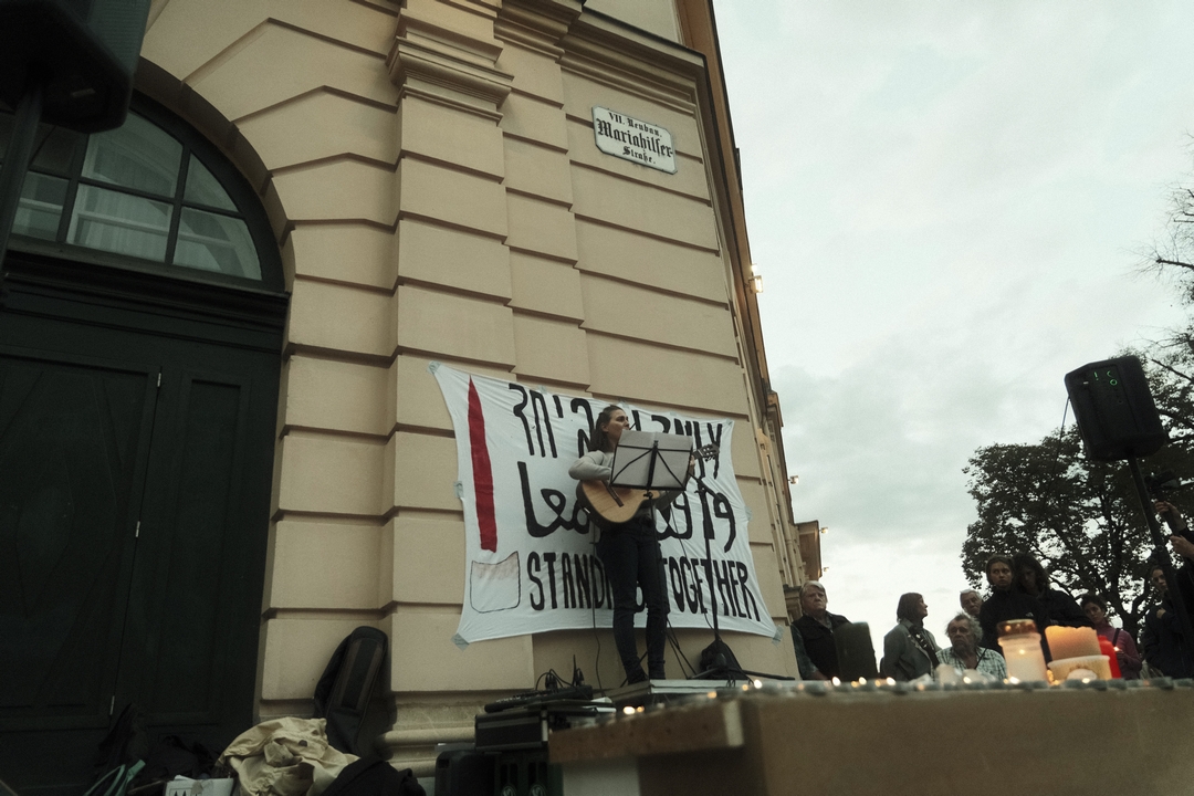 Figure 2. Natalie Adler-Oppenheim performing at the first vigil of Standing Together Vienna on October 22, 2023, on Platz der Menschenrechte, Vienna (photo by Christopher Glanzl, with kind permission).