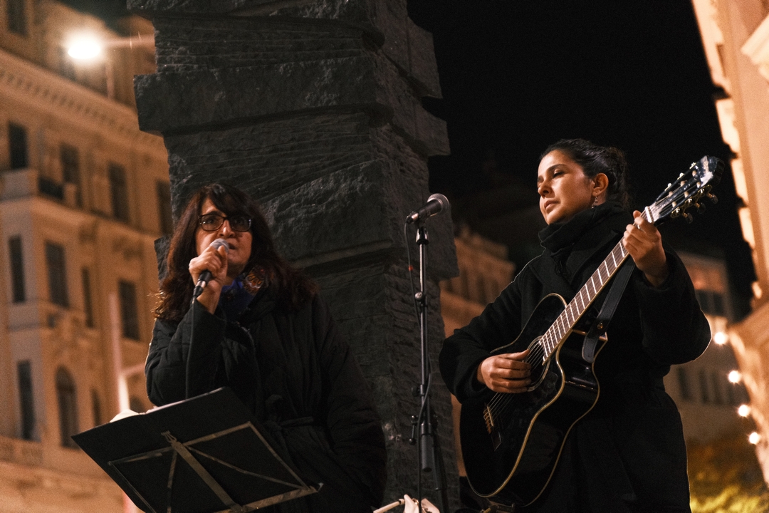 Figure 4. Sakîna Têyna and Özlem Bulut performing “Çênê” at the vigil of Standing Together Vienna on November 5, 2023, at Platz der Menschenrechte, Vienna (photo by Christopher Glanzl, with kind permission).